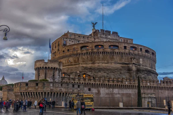 Saint angel castle och överbryggar över floden Tibern i Rom — Stockfoto