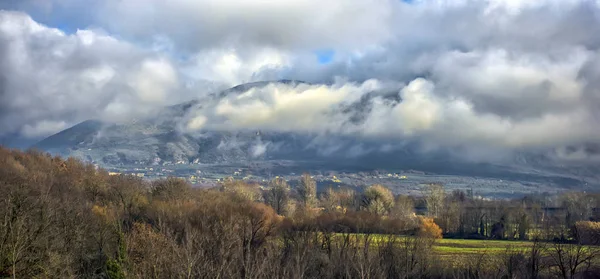 Mrak nad pohoří. — Stock fotografie