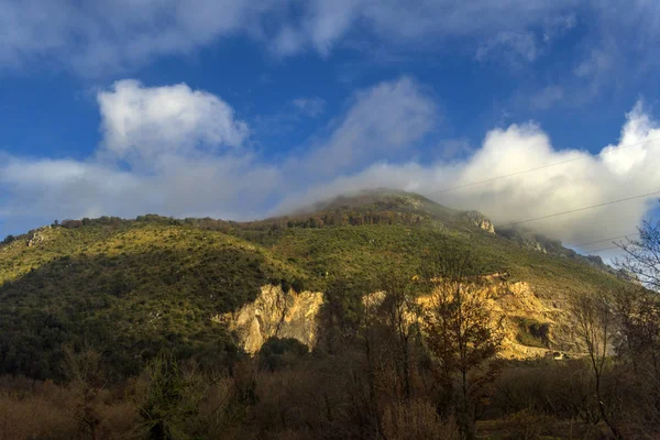 Paisagem com nuvens sobre as montanhas — Fotografia de Stock