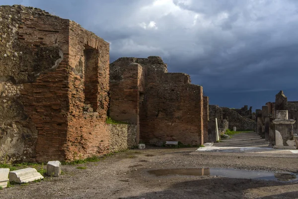 Ruiny starověkého města pod zamračenou oblohou — Stock fotografie