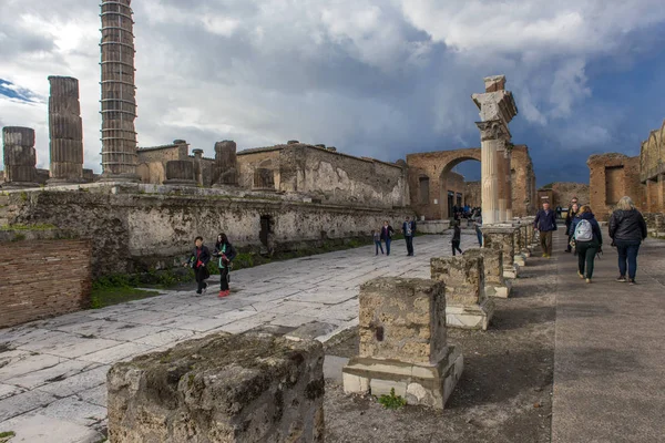 De ruïnes van de oude stad onder een stormachtige lucht — Stockfoto