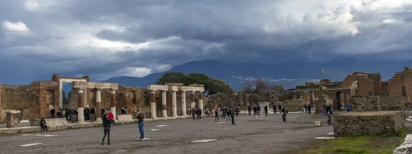Ruinerna av den antika staden under en stormig himmel — Stockfoto