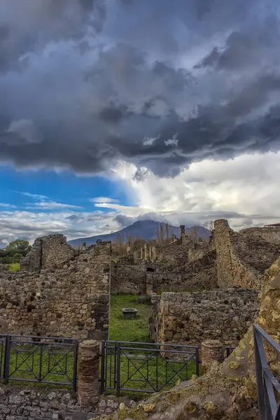 Archeologische ruïnes van de oude Romeinse stad, Pompeii, was destroye — Stockfoto