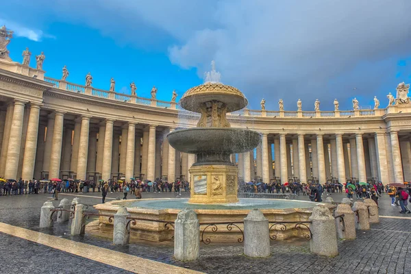 Eglise cathédrale Saint-Pierre de Rome sur la fontaine carrée — Photo