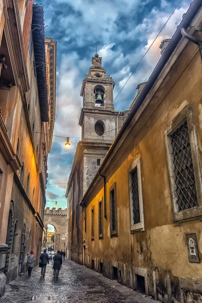 Una pequeña calle de Roma con un campanario — Foto de Stock