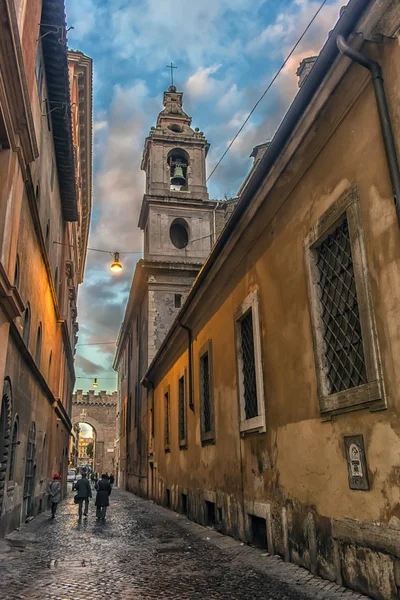 Una pequeña calle de Roma con un campanario — Foto de Stock