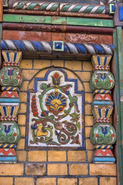 Mayólica azulejos en la fachada de la casa —  Fotos de Stock