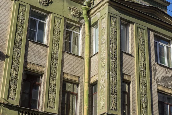 Fachada verde del antiguo edificio en San Petersburgo, Rusia —  Fotos de Stock