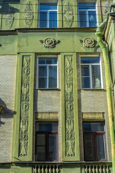 Vihreä vanha rakennus julkisivu Pietarissa, Venäjällä — kuvapankkivalokuva