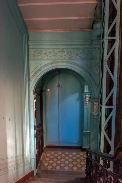 :Interior da escada principal de um edifício residencial em Kol — Fotografia de Stock