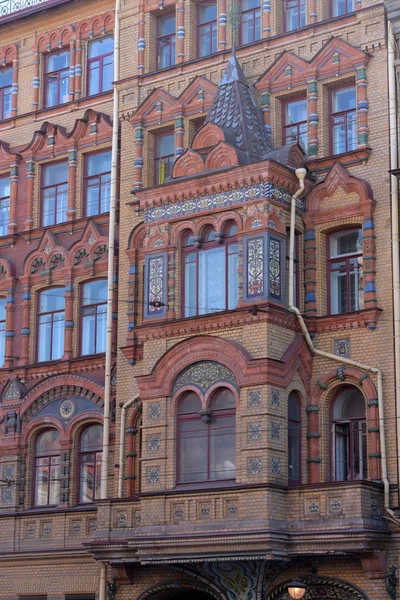 Fragmento da fachada arquitetônica do edifício em Kolokoln — Fotografia de Stock