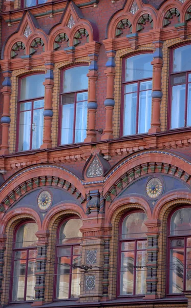 Fragment der architektonischen Fassade des Gebäudes auf Kolokoln — Stockfoto