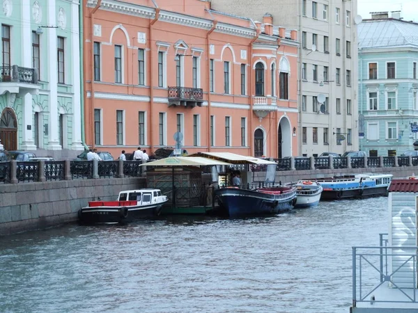 Canales de San Petersburgo con barcos — Foto de Stock