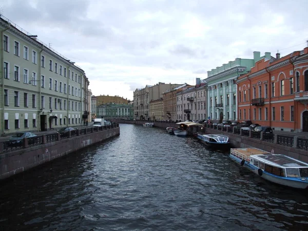 Каналы Санкт-Петербурга с судами — стоковое фото