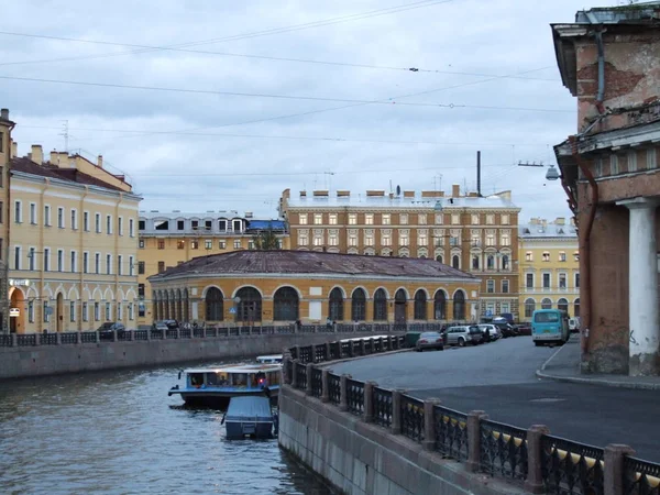 Canais de São Petersburgo com navios — Fotografia de Stock