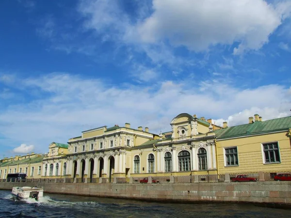 圣彼得堡的通道与船舶 — 图库照片