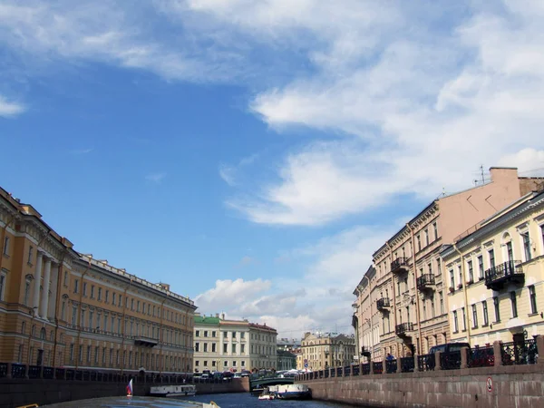 Channels of St. Petersburg with ships — Stock Photo, Image
