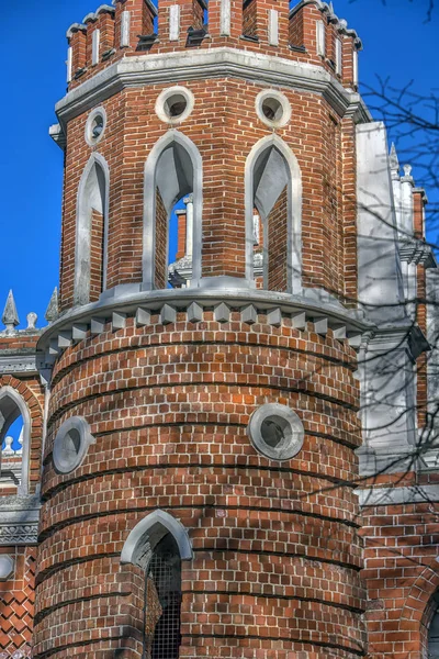 Tsaritsyno Museo-reserva en primavera - Puente en forma, vista desde P —  Fotos de Stock