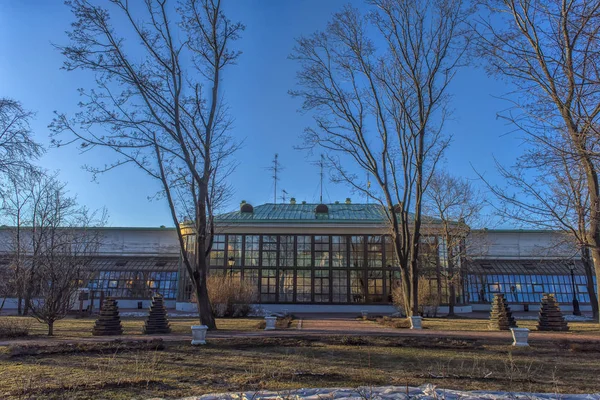 Bâtiment de serre dans le parc Tsaritsyno au début du printemps — Photo