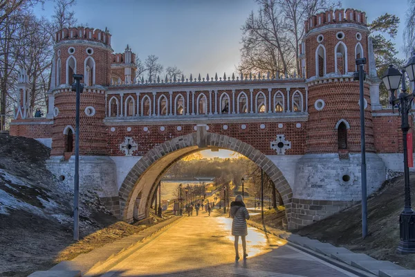 Gün batımı ve Tsaritsyno 'da şekil Köprüsü — Stok fotoğraf