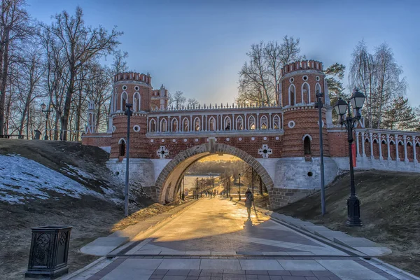 Tramonto, e il ponte Figura a Tsaritsyno — Foto Stock