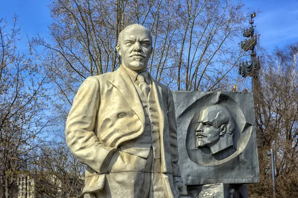 Памятник Ленину в парке Художественного музея в Москве, Россия — стоковое фото