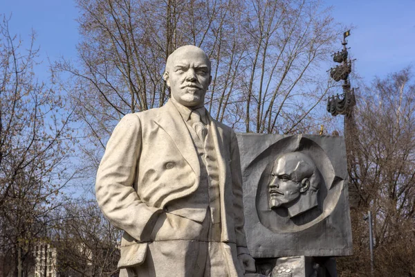 Памятник Ленину в парке Художественного музея в Москве, Россия — стоковое фото