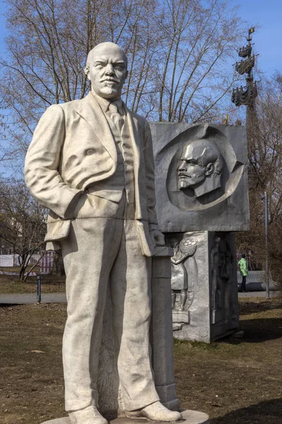레닌 기념물에서 모스크바, 러시아 예술 무선의 공원에서 — 스톡 사진