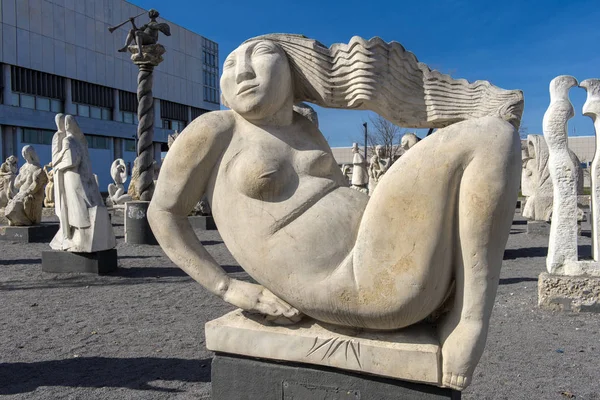 Muzeon art park (gefallener Denkmalpark) Skulptur einer Frau mit l — Stockfoto