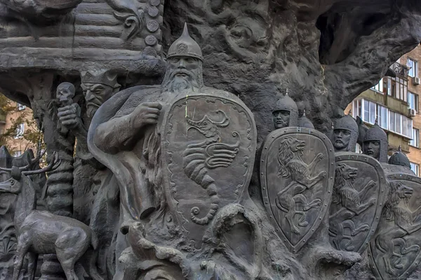 조각가 요정 이야기의 나무 - 조각가 주라브 투스의 작품 — 스톡 사진