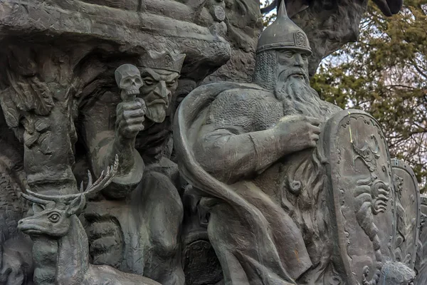 Skulptur "Tree of Fairy Tales" - skulptör Zurab Tse verk — Stockfoto