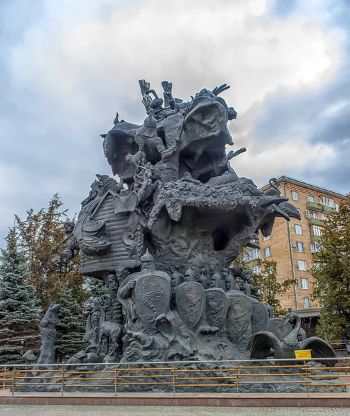 Skulptur "Tree of Fairy Tales" - skulptör Zurab Tse verk — Stockfoto