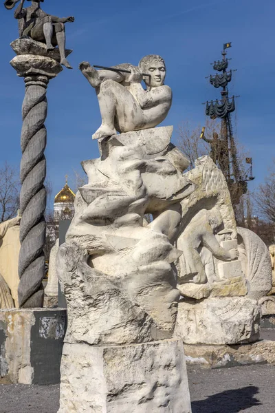 Skulpturenpark museon, viele weiße Skulpturen unter freiem Himmel — Stockfoto