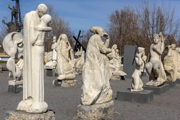 Park rzeźby Museon, wiele białych rzeźb pod otwartym niebem — Zdjęcie stockowe