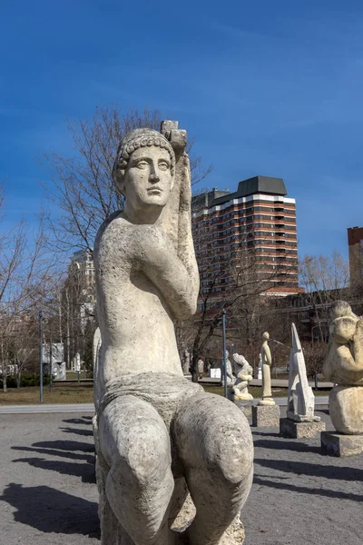 Скульптури парк музей, багато білих скульптур під відкритим небом — стокове фото