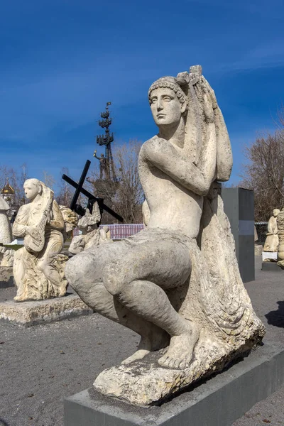 Skulpturenpark museon, viele weiße Skulpturen unter freiem Himmel — Stockfoto