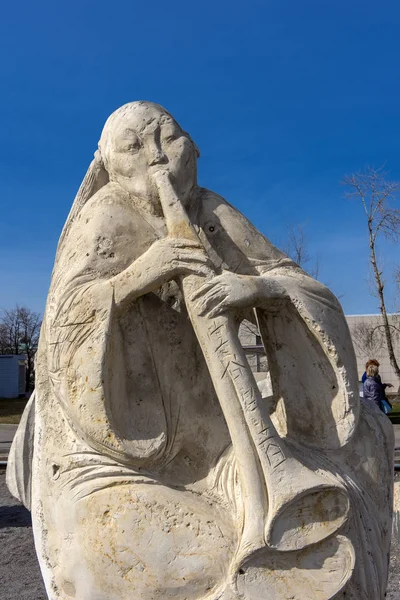 Sochařský park Museon, mnoho bílých plastik pod širým nebem — Stock fotografie