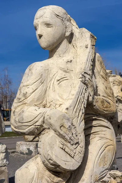 Skulpturenpark museon, viele weiße Skulpturen unter freiem Himmel — Stockfoto