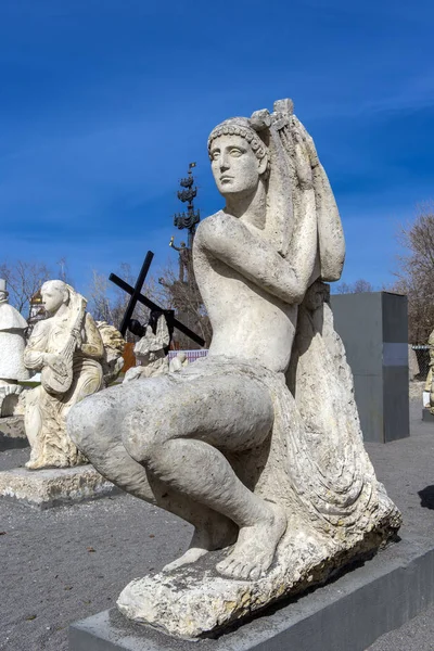 Skulpturenpark museon, viele weiße Skulpturen unter freiem Himmel — Stockfoto