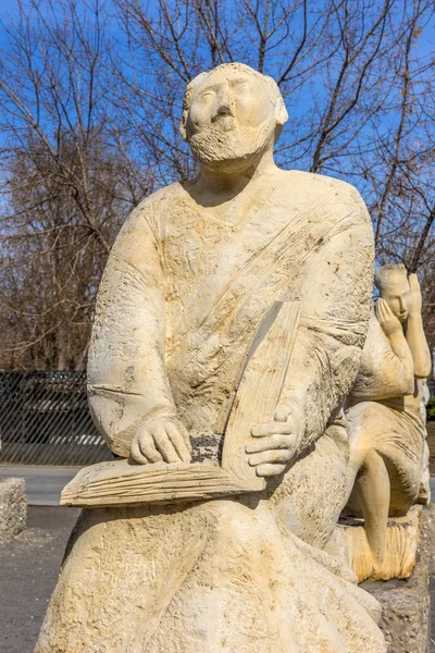 Het Park Museon van het beeldhouwwerk, vele witte beeldhouwwerken onder de open hemel — Stockfoto