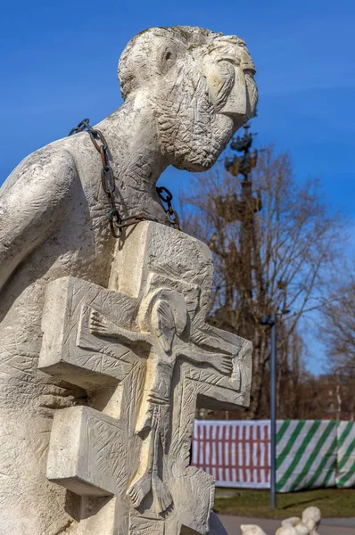 Музей скульптурного парка, много белых скульптур под открытым небом — стоковое фото