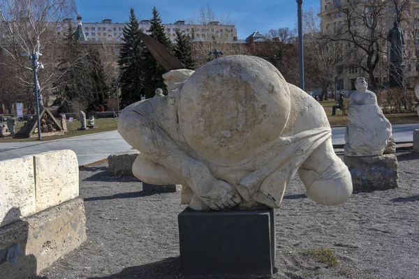 Sculpture Park Museon, Many white sculptures under the open sky — Stock Photo, Image