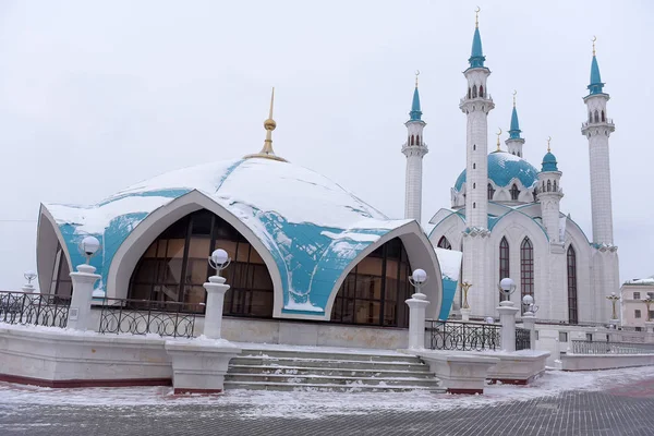 Menschen unter der qol sharif Moschee in Kazan Kremlin. Es wurde gebaut — Stockfoto