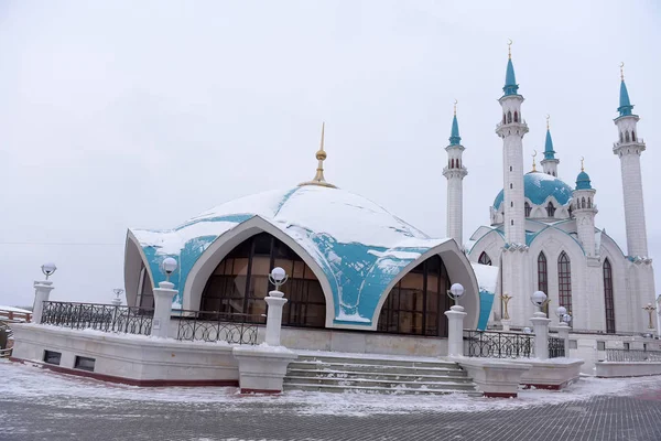 Ludzie pod meczetem QOL Sharif w Kazaniu Kremla. To było buil — Zdjęcie stockowe