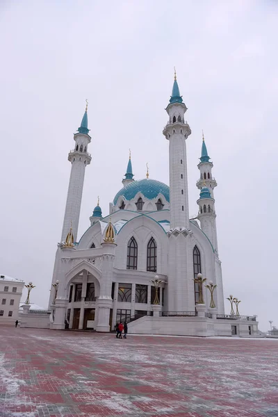 People under the Qol Sharif mosque in Kazan Kremlin. It was buil — Stock Photo, Image