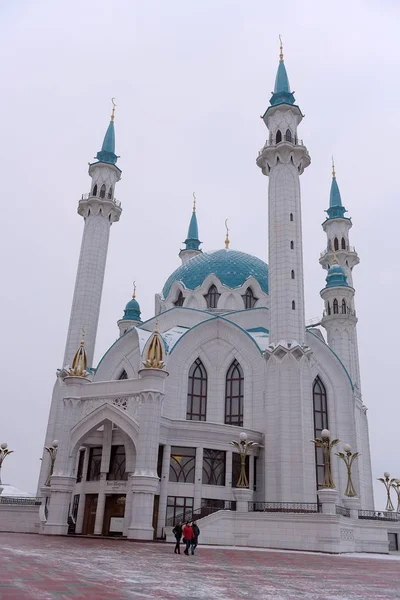Ludzie pod meczetem QOL Sharif w Kazaniu Kremla. To było buil — Zdjęcie stockowe