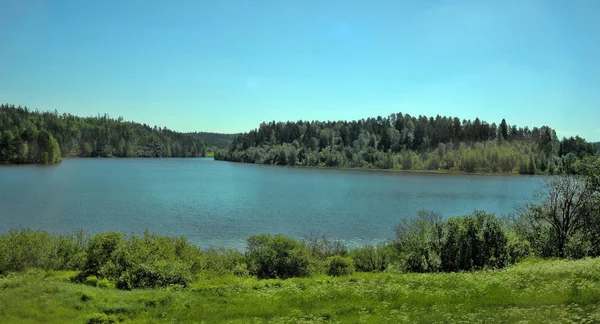 The lake and the forests around it — Stock Photo, Image