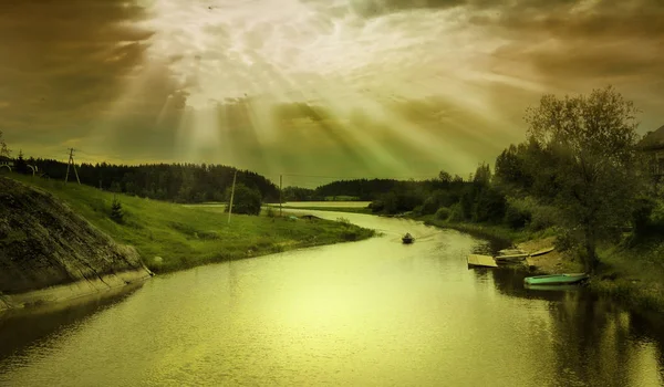 The sun shines through the clouds on the river — Stock Photo, Image