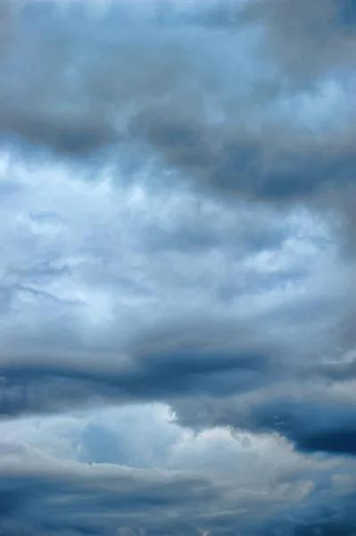 Yağmurdan önce bulutlar ile kasvetli gökyüzü — Stok fotoğraf