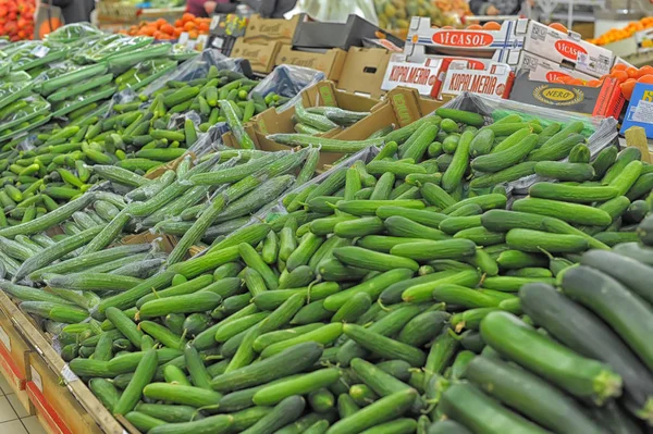 在超市出售的黄瓜 — 图库照片